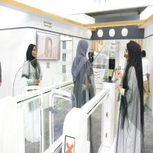 إقامة دبي تستقبل الزوار في معرض دبي للطيران بالزي التراثي الإماراتي