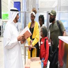 توزيع كتاب  محمد بن راشد "من الصحراء إلى الفضاء" على الأطفال في منصتهم بمطار دبي