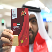 مطارات دبي تستقبل المسافرين الصينيين بالهدايا احتفالاً باليوم الوطني الـ74 لجمهورية الصَّين الشعبيَّة
